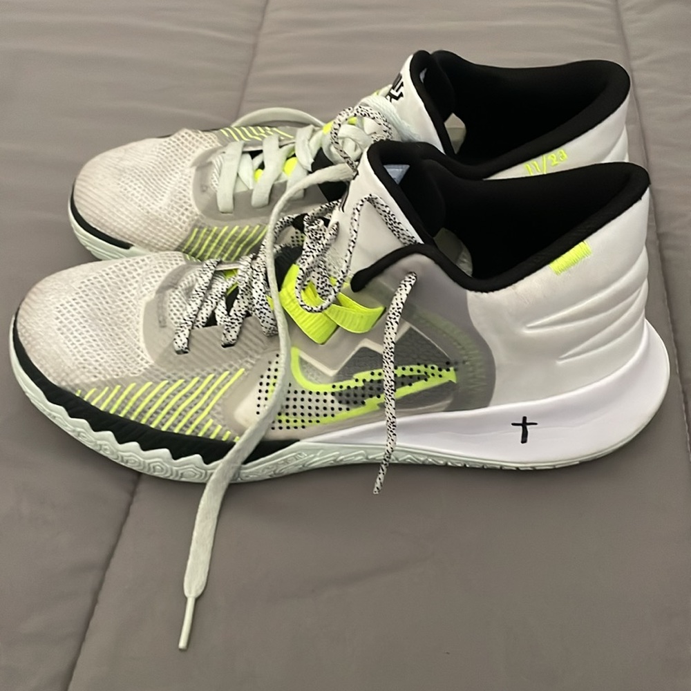 Kyrie flytrap - Picture 2 of 5